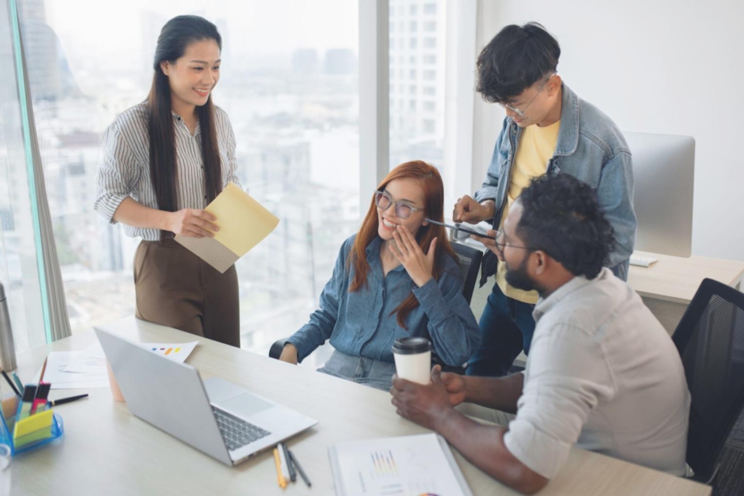 Profesionales trabajando en análisis financiero colaborativo